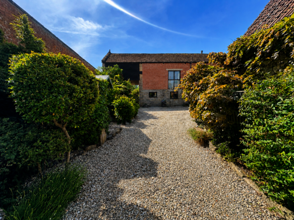 3 bed property, in Home Farm Court, £399,950