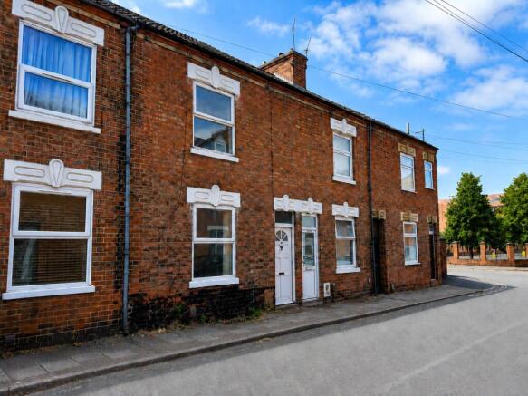 2 bed property, in School Street, £135,000