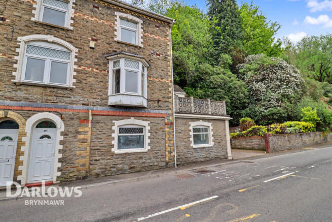 4 bed property, in Commercial Road, £170,000