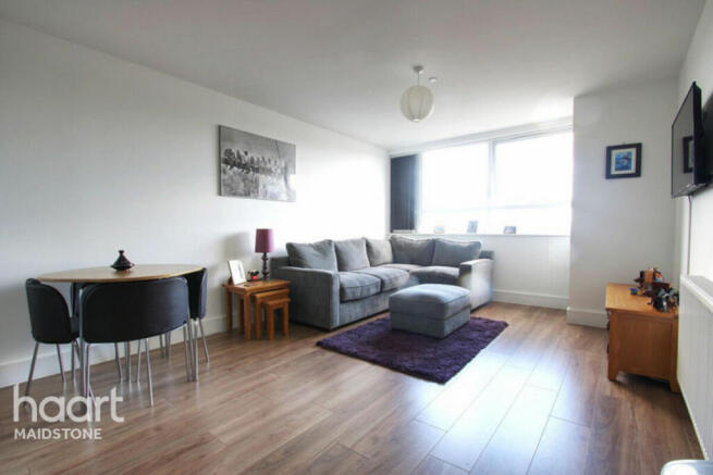 2 bed property, in Lower stone Street, £90,000