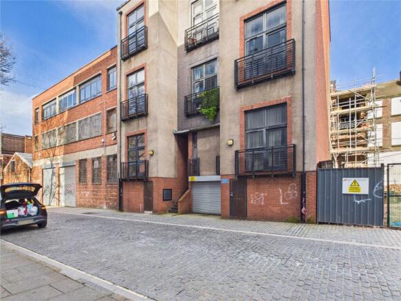 2 bed property, in Henry Street, £110,000