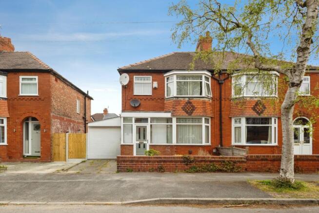 3 bed property, in Ash Road, £250,000