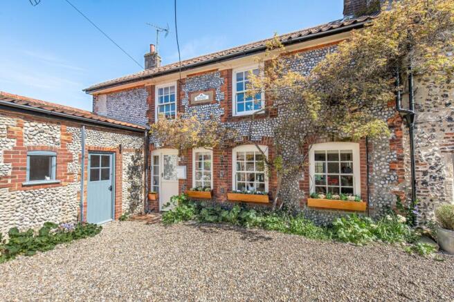 3 bed property, in A Delightful Flint and Brick Period Property, £625,000