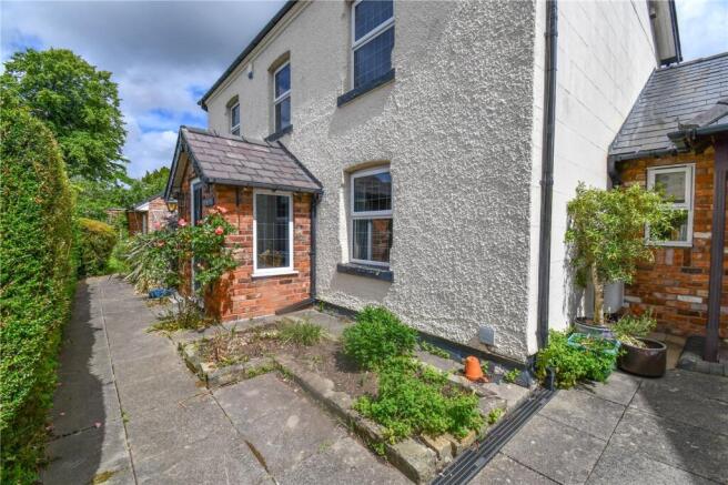 3 bed property, in Heath Lane, £475,000