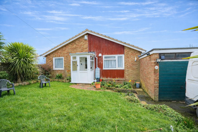 3 bed property, in Pine Avenue, £315,000