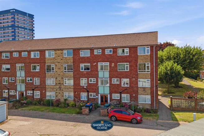2 bed property, in Elmwood Court, £110,000