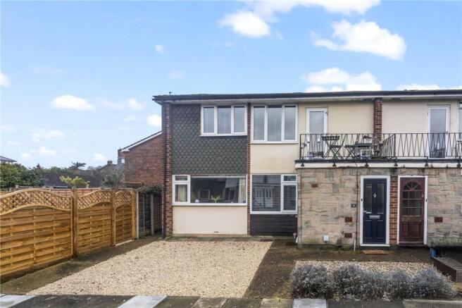 2 bed property, in Belvedere Close, £450,000