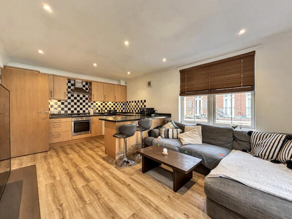 2 bed property, in Stephenson Pl, £195,000