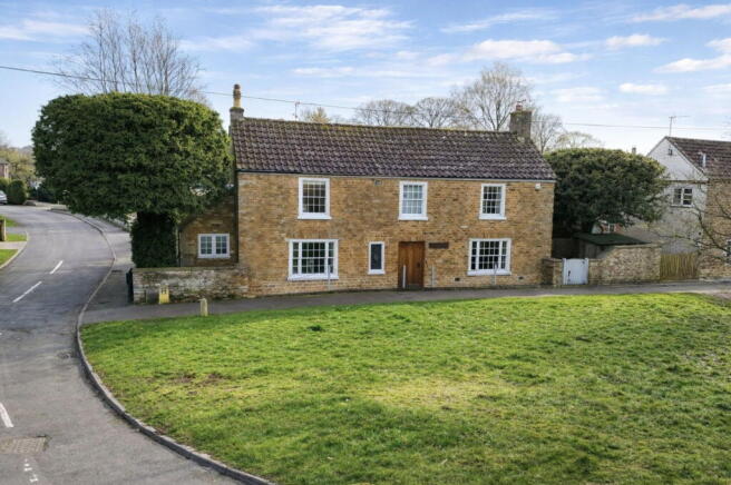 4 bed property, in The Cloisters, £725,000