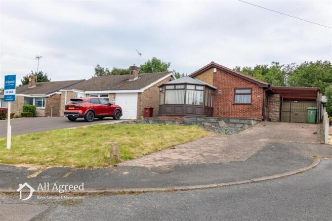 2 bed property, in Paddocks Close, £180,000
