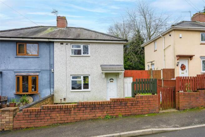 2 bed property, in Green Park Road, £180,000