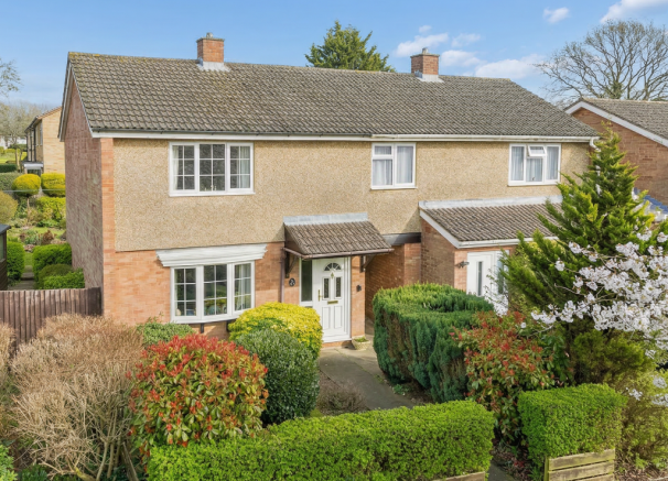 2 bed property, in Drakes Drive, £325,000