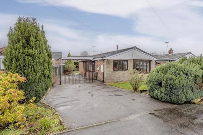 2 bed property, in Doulton Close, £230,000
