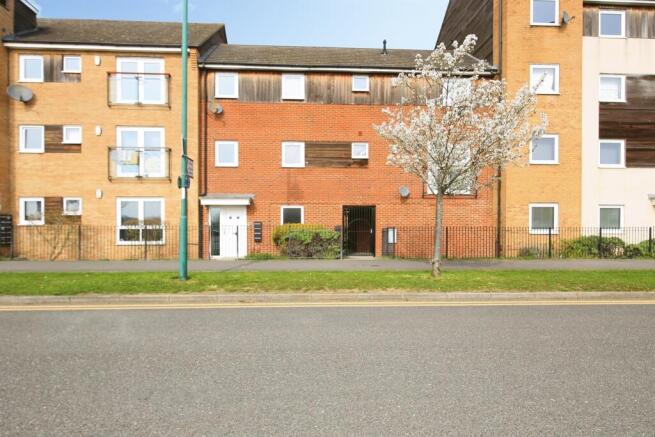 1 bed property, in Clayburn Road, £60,000