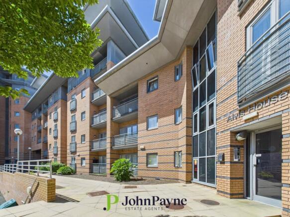 2 bed property, in Manor House Drive, £150,000