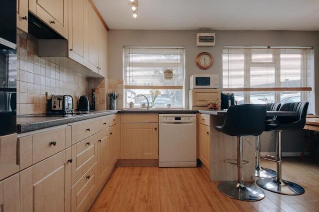 5 bed property, in Rowley Close, £750,000