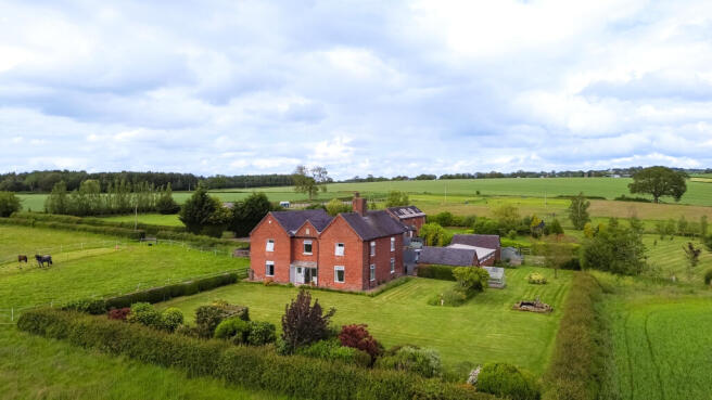 5 bed property, in Oaklands Farm, £625,000