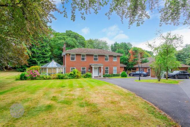 4 bed property, in Woodstock, £975,000