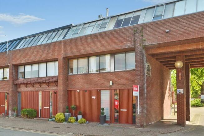 1 bed property, in Silver Street, £180,000