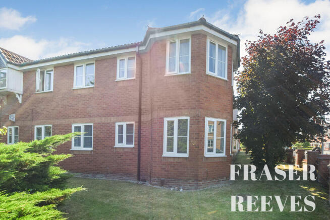 2 bed property, in Dean Meadow, £140,000