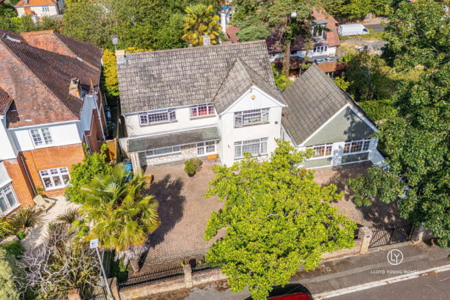 3 bed property, in Motcombe Road, £800,000