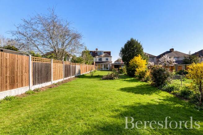 4 bed property, in Ravenscourt Grove, £600,000