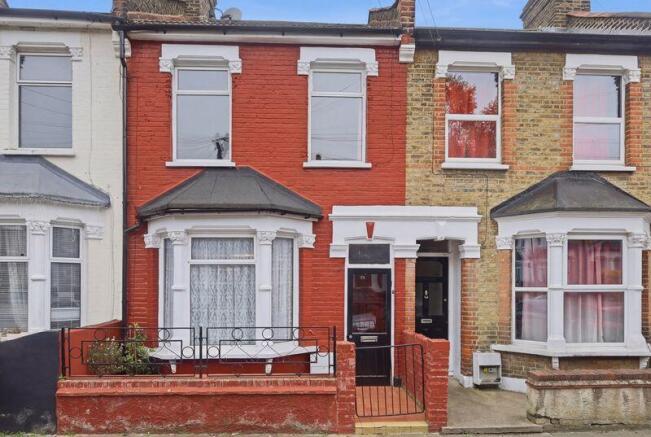 3 bed property, in Clonmell Road, £590,000