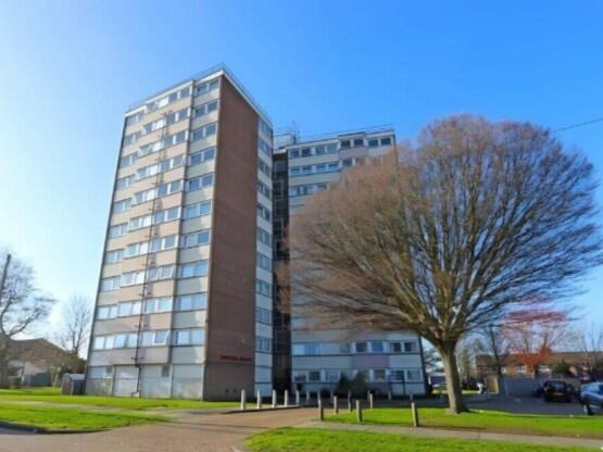 2 bed property, in Whittingham Avenue, £250,000