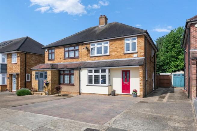 3 bed property, in Blacklands Drive, £565,000