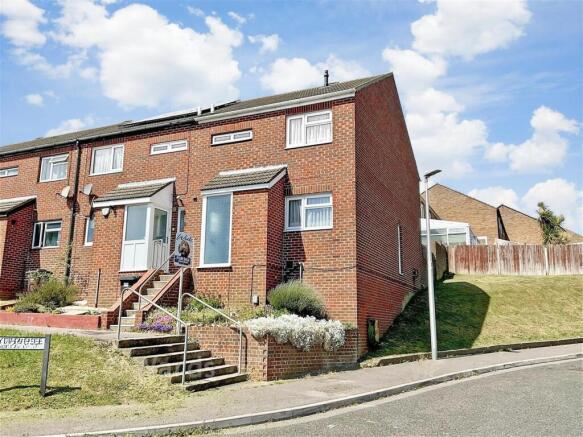 3 bed property, in Ryde Close, £230,000
