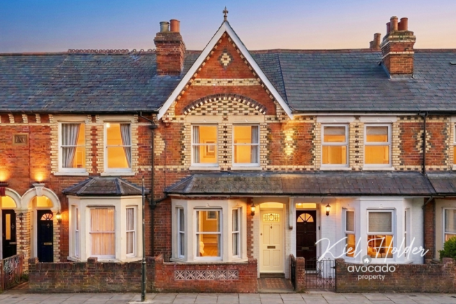 2 bed property, in Catherine Street, £360,000
