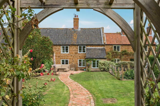 4 bed property, in Main Street, £375,000