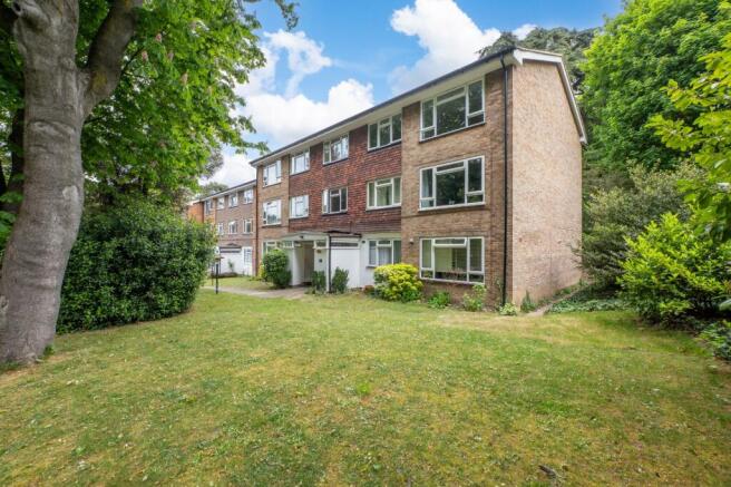 2 bed property, in Brighton Road, £285,000