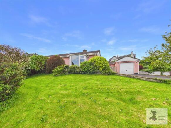 3 bed property, in Aberporth, £250,000