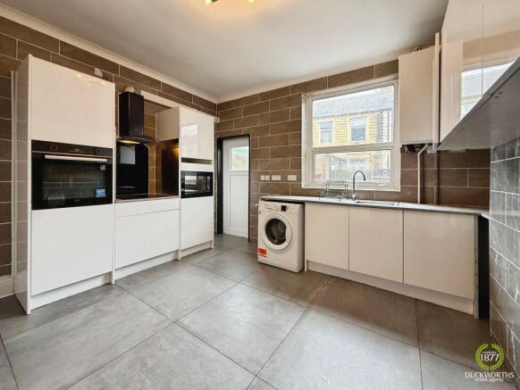 3 bed property, in Cross Street, £140,000