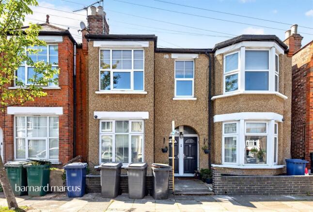 2 bed property, in Leslie Road, £600,000