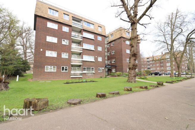3 bed property, in Lodge Close, £495,000