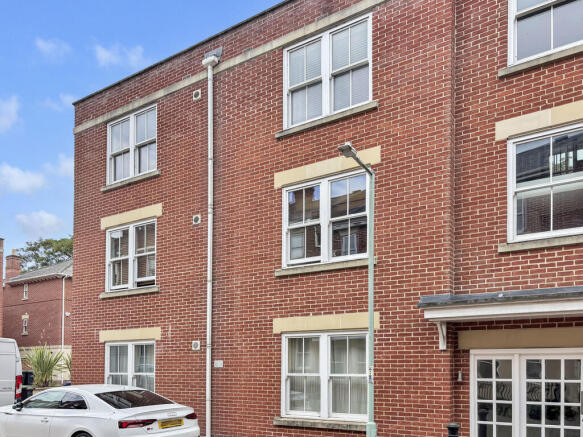 2 bed property, in Stephenson Pl, £195,000
