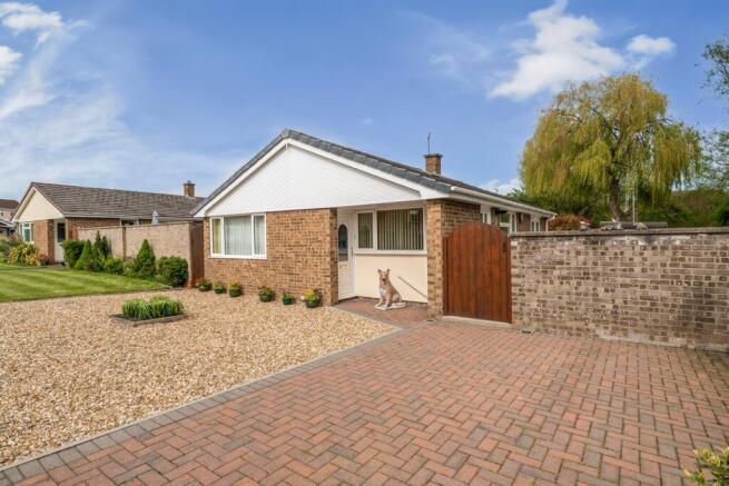 2 bed property, in Jocelyn Drive, £365,000