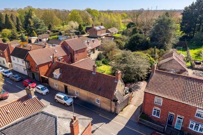 4 bed property, in High Street, £385,000