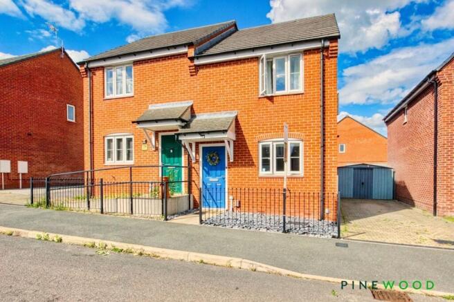 2 bed property, in Mill Farm Drive, £180,000