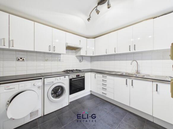 2 bed property, in Lakeside Lodge, £495,000