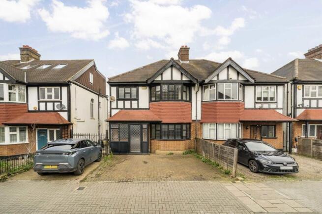 3 bed property, in Gracefield Gardens, £800,000
