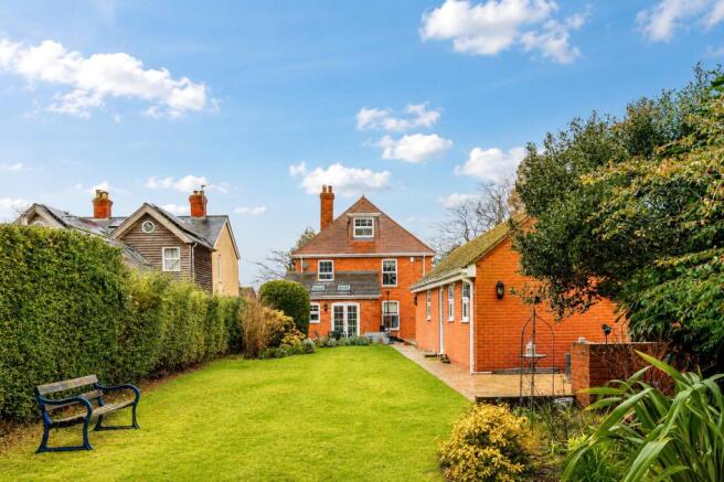 4 bed property, in Essex Street, £850,000