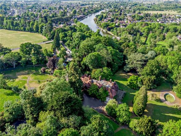 9 bed property, in Priest Hill, £3,950,000