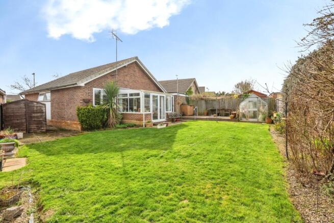 2 bed property, in Mapletree Avenue, £325,000