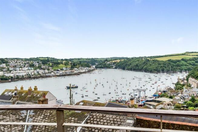 3 bed property, in St. Saviours Hill, £375,000