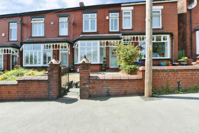 2 bed property, in Chadderton Park Road, £300,000