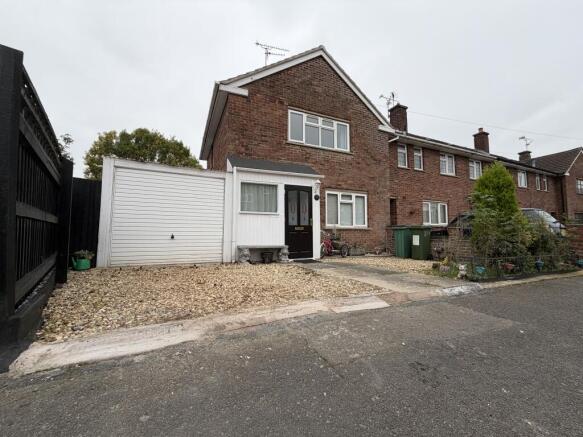 2 bed property, in Queens Road, £240,000