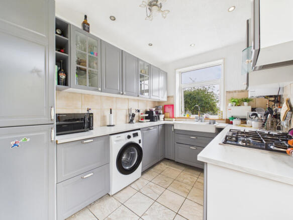 2 bed property, in Cuxton Road, £350,000